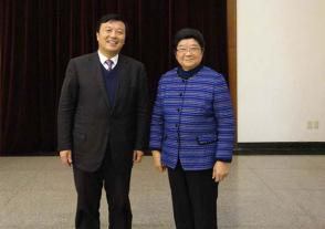2012年2月16日，全国人大常委会原副委员长顾秀莲与时任永利皇宫董事长、总经理周素明合影。